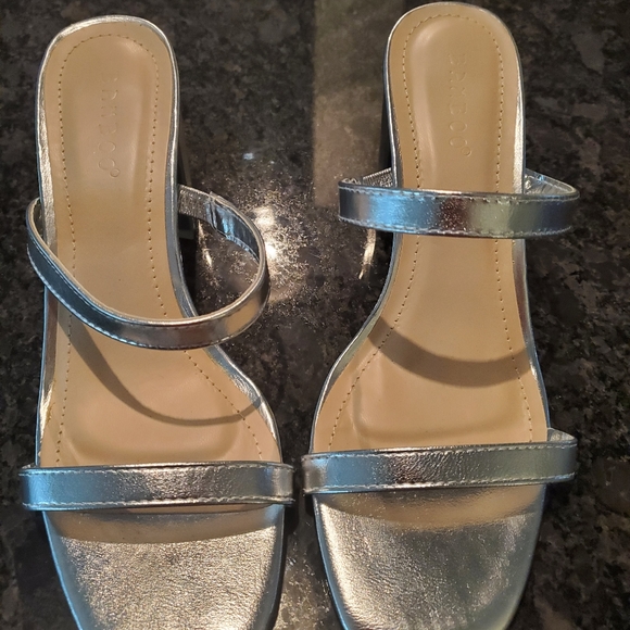 NWOT Bamboo strappy silver chunky heel shoes. - Picture 8 of 13